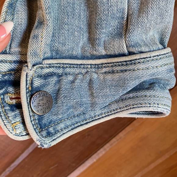 Women’s Cropped / Distressed Abercrombie & Fitch Jean Jacket - Picture 4 of 6